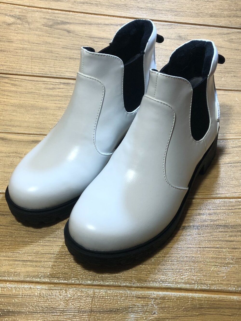 Alegria women white rain boots with black fleece lining, 7.5
